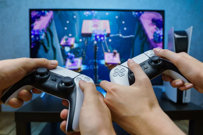 PS5をプレイしている人