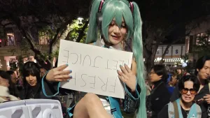 Cosplayers go viral after selling foot water at event